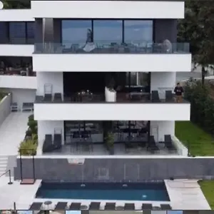 V With Heated Pool 4*, Rijeka Croatie